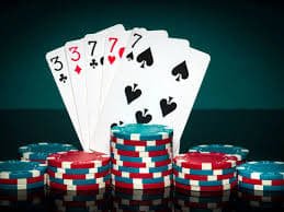 Người dùng truy cập Live Casino men88 trên điện thoại di động