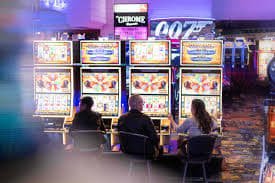 Người dùng chơi game slot men88 trên điện thoại Android